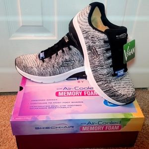 Skechers woman shoes brand new with tag